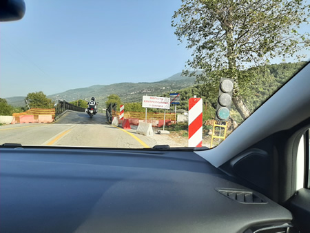 The narrow steel emergency bridge built by the army as the large concrete bridge is has been destroyed by storm Daniel ; lights are regulation the passage; alternate passage for 3 to 4 cars 